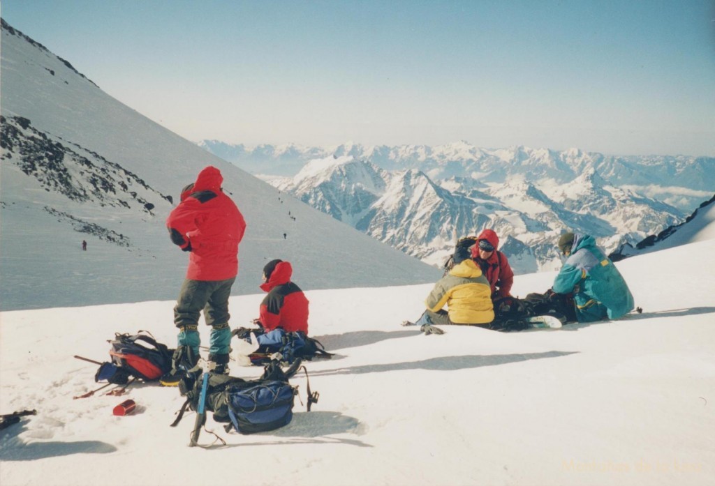 Descanso en el collado entre las dos cimas del Elbrus, 5.350 mts.